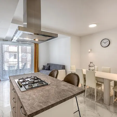 Stunning Home, In The Centre Of Qawra With Terrace By 360 Estates Daire