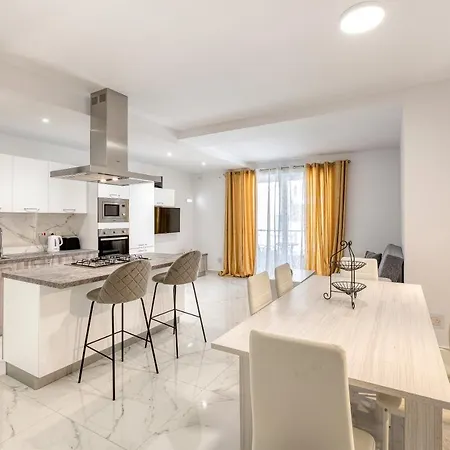Апартаменты Stunning Home, In The Centre Of Qawra With Terrace By 360 Estates *