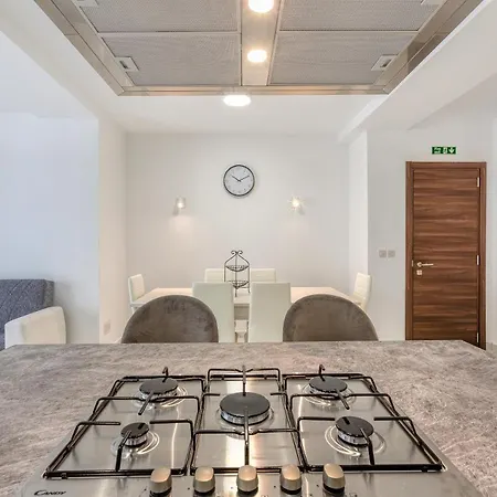Апартаменты Stunning Home, In The Centre Of Qawra With Terrace By 360 Estates