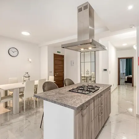 Апартаменты Stunning Home, In The Centre Of Qawra With Terrace By 360 Estates